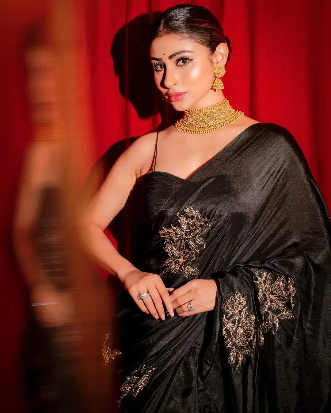 Indian TV Actress Mouni Roy in Sleeveless Black Saree